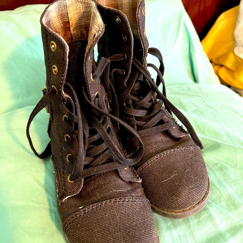 Comfortable canvas boots